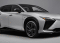 نظرة أولى على لكزس RZ الكهربائية 2026: مدى أكبر وفئة F-Sport القوية