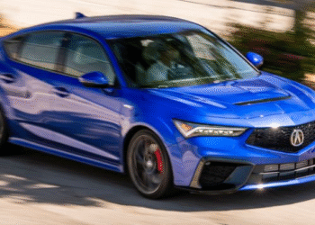 اختبار عام: أكيورا إنتيغرا تايب S 2025 – هاتشباك الأداء أم “سيفيك تايب R” مطوّرة؟