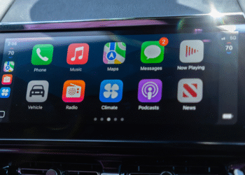 حرب خفية بين آبل وشركات السيارات: ما هو نظام كار بلاي الترا CarPlay Ultra ولماذا يثير الجدل؟